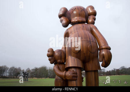 Deux sculptures, intitulée "Le long du chemin' (L) et 'bonnes intentions' (R) par l'artiste américain KAWS, au Yorkshire Sculpture Park. Banque D'Images