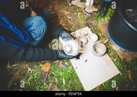 Portrait de jeune femme contrôle qualité des pots d'argile supprimée de fire Banque D'Images