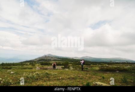 Les randonneurs en photographiant l'un l'autre en paysage, Oural, Russie Banque D'Images