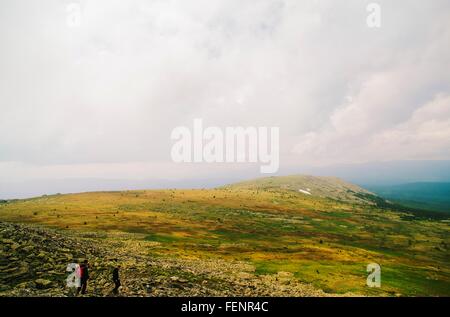 Deux hommes de la randonnée dans les montagnes de l'Oural, Russie Banque D'Images