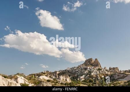 Village sur colline, Cappadoce, Anatolie, Turquie Banque D'Images