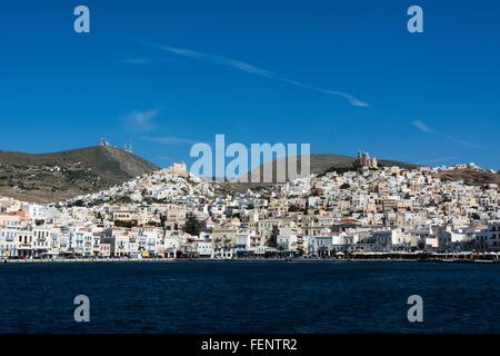 Vue sur mer et ville, Ermoupoli Syros, Cyclades, Mer Égée, Grèce Banque D'Images