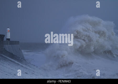 Porthcawl, dans le sud du Pays de Galles, Royaume-Uni. 8 Février, 2016. Des vagues énormes lash la côte de Porthcawl, donnant sur le phare, que Storm Imogen hits ce soir. Crédit : Andrew Bartlett/Alamy Live News Banque D'Images