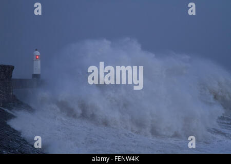 Porthcawl, dans le sud du Pays de Galles, Royaume-Uni. 8 Février, 2016. Des vagues énormes lash la côte de Porthcawl, donnant sur le phare, que Storm Imogen hits ce soir. Crédit : Andrew Bartlett/Alamy Live News Banque D'Images