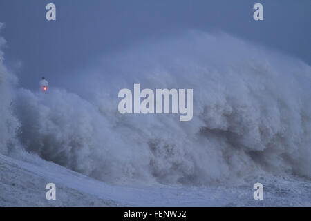 Porthcawl, dans le sud du Pays de Galles, Royaume-Uni. 8 Février, 2016. Des vagues énormes lash la côte de Porthcawl, donnant sur le phare, que Storm Imogen hits ce soir. Crédit : Andrew Bartlett/Alamy Live News Banque D'Images