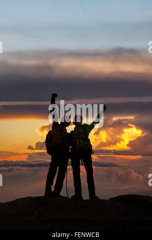 Les grimpeurs exultant en montagne au coucher du soleil, Mont Blanc, France Banque D'Images