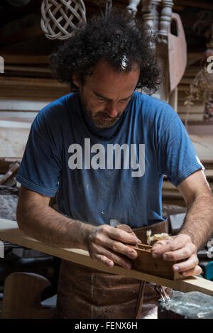 Paolo Brandolisio remplace un nouveau gouvernail par une télécabine ou remo dans son atelier de Venise dans le nord de l'Italie. Pour fabriquer ou réparer le minerai ou un oar- Banque D'Images