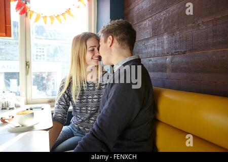 Happy face à face en cafe siège de fenêtre Banque D'Images