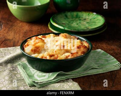 Portrait de choux-fleurs fromage dans un plat rond vert Banque D'Images