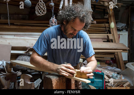 Paolo Brandolisio remplace un nouveau gouvernail par une télécabine ou remo dans son atelier de Venise dans le nord de l'Italie. Pour fabriquer ou réparer le minerai ou un oar- Banque D'Images