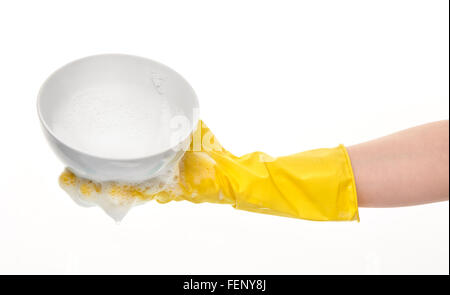 Image main de femme libre de gant en caoutchouc de protection jaune à blanc propre holding bowl à foam against white background Banque D'Images