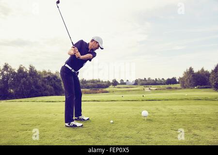 Jouer au golf golfeur sur le cours, Korschenbroich, Düsseldorf, Allemagne Banque D'Images