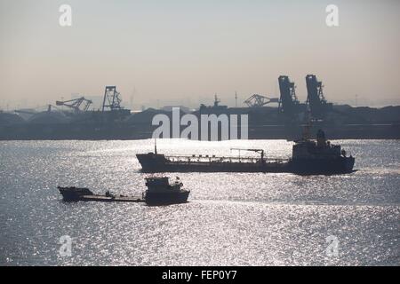 Les porte-conteneurs, des grues et des conteneurs au port en arrière-plan Banque D'Images