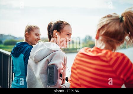 Trois dames chat sur passerelle ville Banque D'Images