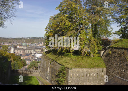 Mur de la Citadelle et la cathédrale, Namur, Belgique Banque D'Images