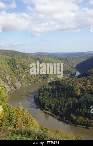 Saarschleife (Sarre) à partir de la courbure vue Cloef en automne, Allemagne Banque D'Images