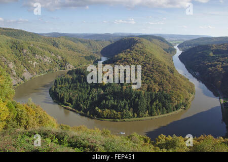 Saarschleife (Sarre) à partir de la courbure vue Cloef en automne, Allemagne Banque D'Images