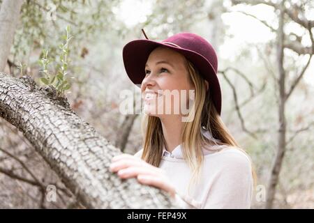 Young woman enjoying nature, smiling Banque D'Images