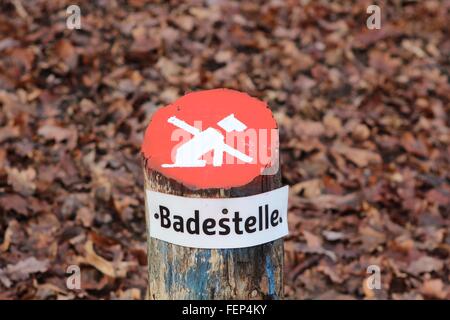 Signe que les chiens interdit d'aller dans le lac Schlachtensee pour un bain Banque D'Images