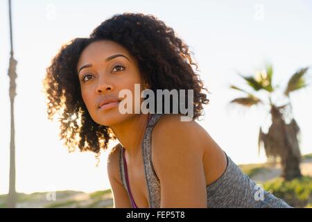 Portrait of mid adult woman, outdoors Banque D'Images