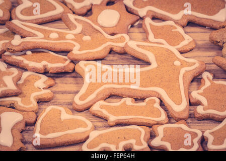 Cookies de Noël les figures de formes diverses sur bois Banque D'Images