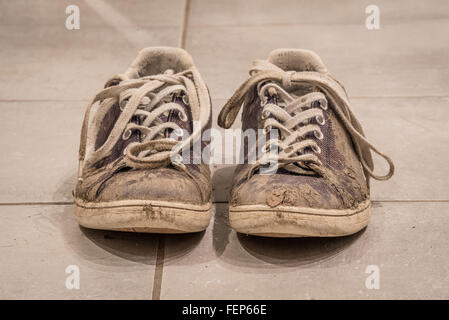 Chaussures rétro sur le sol couvert de boue Banque D'Images