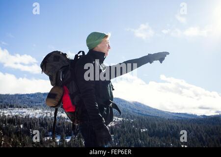 Young male hiker signalant aux forêts de montagne, Ashland, Oregon, USA Banque D'Images