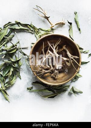 Vue aérienne des ornements de Noël dans un bol et les feuilles d'orange séchée Banque D'Images