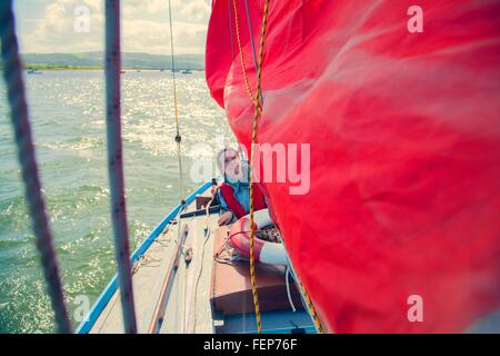 Mid adult woman sur bateau à voile Banque D'Images