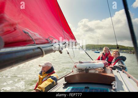 Petit groupe d'adultes sur bateau à voile Banque D'Images