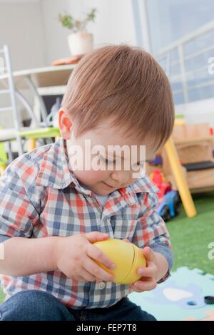 Bébé Garçon jouant avec des jouets à la maison Banque D'Images