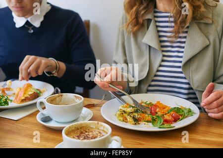 Cropped shot of women having lunch in cafe Banque D'Images