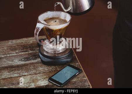L'eau étant versé dans cafetière filtre Banque D'Images