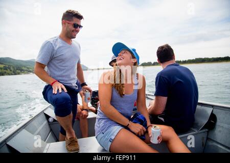 Cinq amis adultes de boire une bière sur bateau de pêche au Nehalem Bay, Oregon, USA Banque D'Images