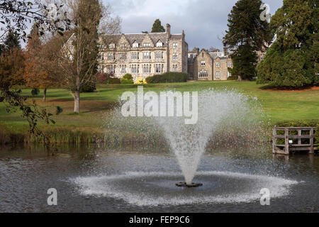 Arbres et lac dans le parc de l'Ashdown Park Hotel Banque D'Images