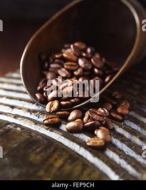 Des grains de café frais dans scoop vintage Banque D'Images