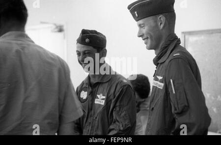 Le Convair B-58 Hustler, en particulier la variante Bleriot, établit des records de vitesse lors d'une course en mai 1961 à Edwards AFB. Cet avion de haute performance a été le premier bombardier supersonique opérationnel, conçu pour le bombardement stratégique. La photographie capture sa vitesse et ses capacités pendant ce moment historique. Banque D'Images