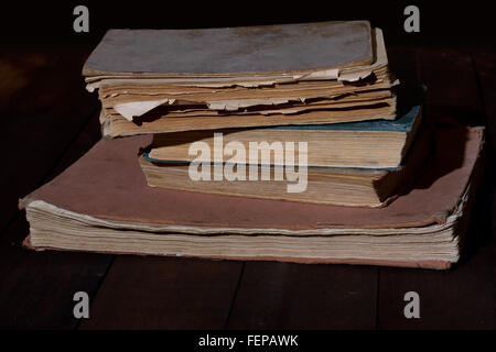 Quelques vieux tattered, lire des livres sur la table en bois Banque D'Images