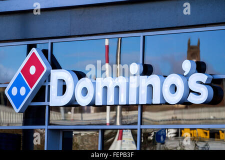 Domino's Italian American style pizzeria restaurant à emporter le long du quai de la ville de Dundee, Royaume-Uni Banque D'Images