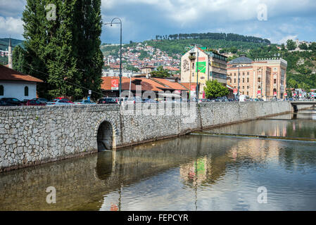 Obala Kulina Bana et la rivière Miljacka dans Sarajevo, Bosnie-Herzégovine Banque D'Images