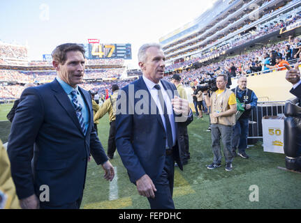 7 février 2016 - Santa Clara, CA, USA - San Francisco quarante neuf greats Steve Young et Joe Montana laissez le champ après le tirage au sort lors du Super Bowl le dimanche 50 février, 2016 à 7, Levi's Stadium à Santa Clara, Californie (crédit Image : © Paul Kitagaki Jr/Sacramento Bee via Zuma sur le fil) Banque D'Images