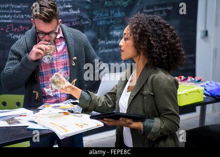 Collègues de bureau de la brasserie de la bière d'échantillonnage à partir de la bière Banque D'Images