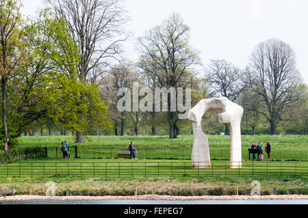 L'ARC par Henry Moore dans les jardins de Kensington, Londres. Banque D'Images