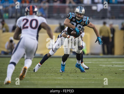 Santa Clara, CA, USA. 7 Février, 2016. Carolina Panthers tight end Greg Olsen (88) exécute pour les chantiers après un crochet dans le deuxième trimestre de Super Bowl 50 le Dimanche, Février 7, 2016 à Levi's Stadium à Santa Clara, Californie © Paul Kitagaki Jr/Sacramento Bee/ZUMA/Alamy Fil Live News Banque D'Images