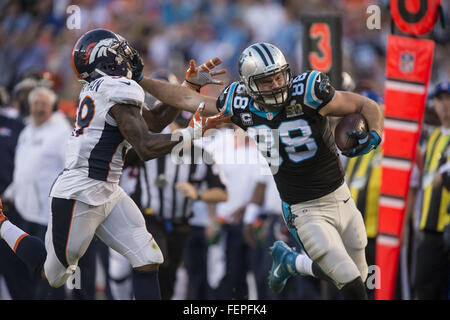 Santa Clara, Californie, États-Unis. 7 Février, 2016. Carolina Panthers tight end Greg Olsen (88) exécute pour les chantiers après la capture dans le deuxième trimestre de Super Bowl 50 le Dimanche, Février 7, 2016 à Levi's Stadium à Santa Clara, Californie © Jose Luis Villegas/Sacramento Bee/ZUMA/Alamy Fil Live News Banque D'Images