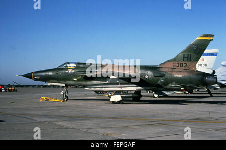 Republic F-105D Thunderchief 62-4383 466TFS 419TET McClellan AFB 21mai83 Peter B Lewis F-105D Thunderchief République 62-4383 466TFS 419TET McClellan AFB 21mai83 Peter Banque D'Images