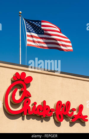 Brandir le drapeau américain au-dessus d'une Chick-fil-A à Marietta, en Géorgie. Chick-fil-A est America's top-rated de la chaîne de restauration rapide. Banque D'Images