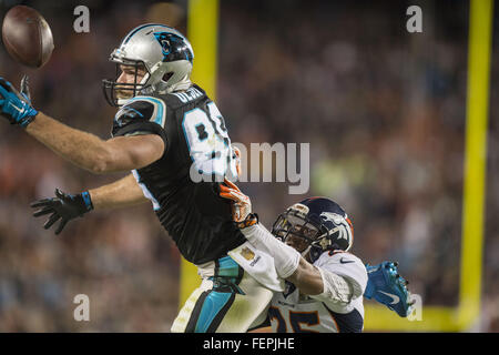 Santa Clara, Californie, États-Unis. 7 Février, 2016. Chris Harris évoluait Denver Broncos (25) casse d'un laissez-passer pour Caroline Panthère tight end Greg Olsen (88) au troisième trimestre de Super Bowl 50 le Dimanche, Février 7, 2016 à Levi's Stadium à Santa Clara, Californie © Jose Luis Villegas/Sacramento Bee/ZUMA/Alamy Fil Live News Banque D'Images