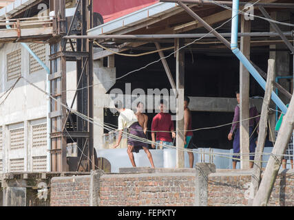 Préparer les travailleurs de blocs de glace à une fabrique de glace près de l'une des débarquements dans le Myanmar. dans le sud de Myeik Banque D'Images