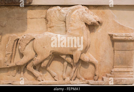 Phocide, Delphes, Grèce. Musée archéologique de Delphes. Sculpture de chevaux caracolant depuis le sud de frise du trésor de Siphians Banque D'Images